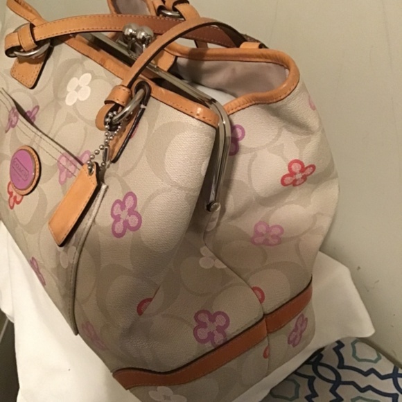 🔥COACH, Shoulder bag, see photos , very light stains on inside, exterior great - Picture 2 of 12